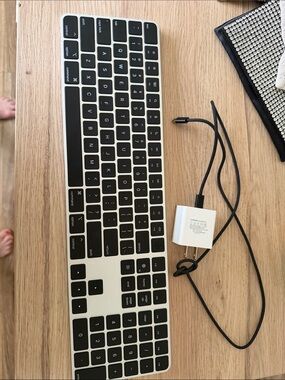 A2520 Apple Slim Black & Silver Wireless Keyboard with lightning Cable